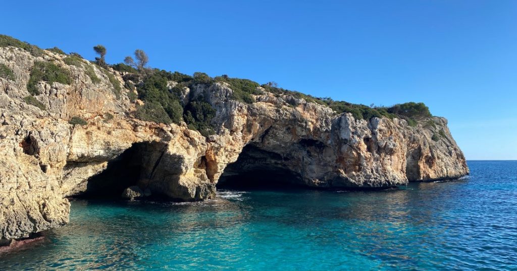 cuevas marinas cerca cala varques