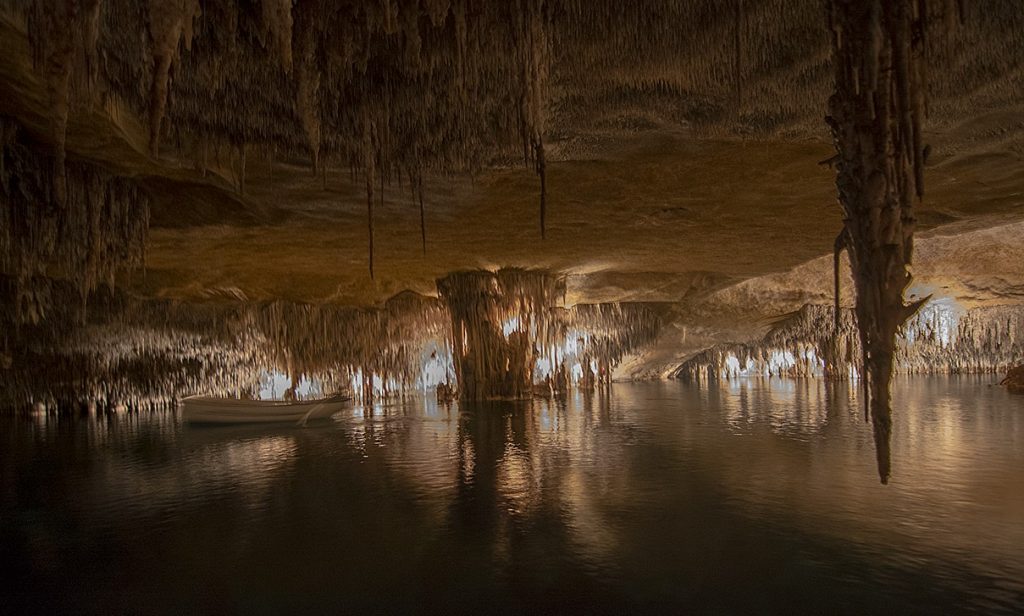 El lago Martel en el interior de las Cuevas del Drach