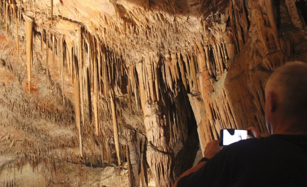 De excursión en las cuevas del Drach tomando fotos
