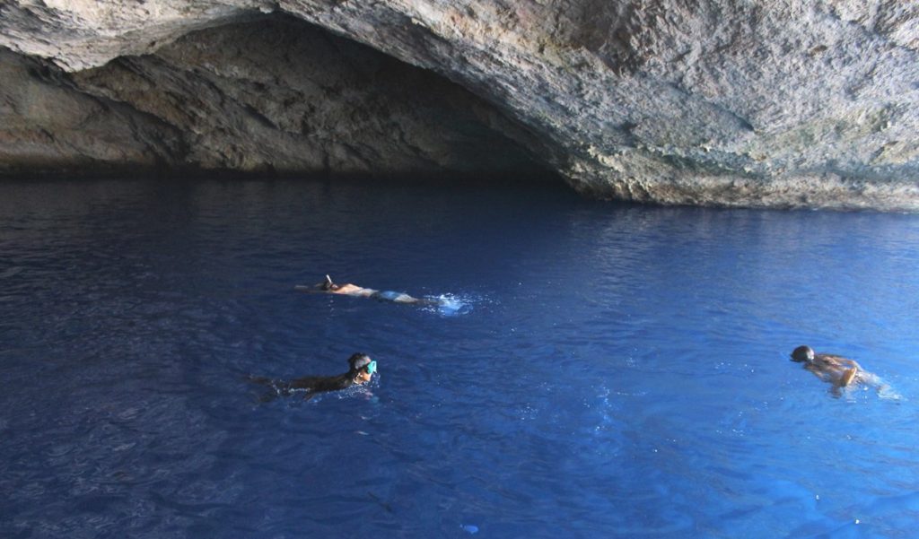 Cueva Azul en Cabrera